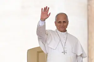 Le pape Léon XIV salue la foule au début de son audience générale hebdomadaire sur la place Saint-Pierre au Vatican, le 7 octobre 2026.