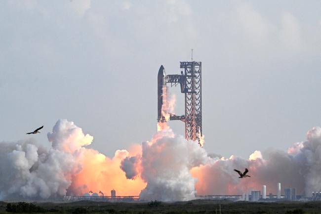 La fusée décolle depuis la base de SpaceX au Texas, afin de déployer ses satellites. Elon Musk envisage à l'avenir qu'elle puisse contenir des marchandises et des personnes à destination de la Lune puis Mars. (Photo by RONALDO SCHEMIDT / AFP)