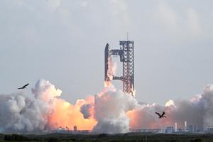La fusée décolle depuis la base de SpaceX au Texas, afin de déployer ses satellites. Elon Musk envisage à l'avenir qu'elle puisse contenir des marchandises et des personnes à destination de la Lune puis Mars. (Photo by RONALDO SCHEMIDT / AFP)