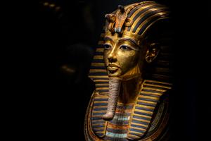Un masque funéraire en or de l'ancien pharaon Toutankhamon (1334-1325 av. J.-C.) exposé au musée égyptien du Caire