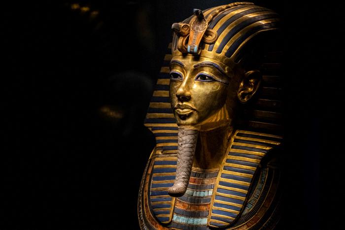 Un masque funéraire en or de l'ancien pharaon Toutankhamon (1334-1325 av. J.-C.) exposé au musée égyptien du Caire