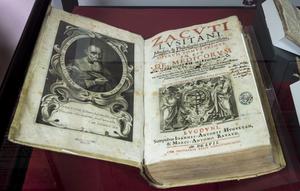 Un livre interdit par l'Inquisition exposé lors de l'exposition « Livres interdits par l'Inquisition espagnole » organisée à la Bibliothèque nationale du Mexique.