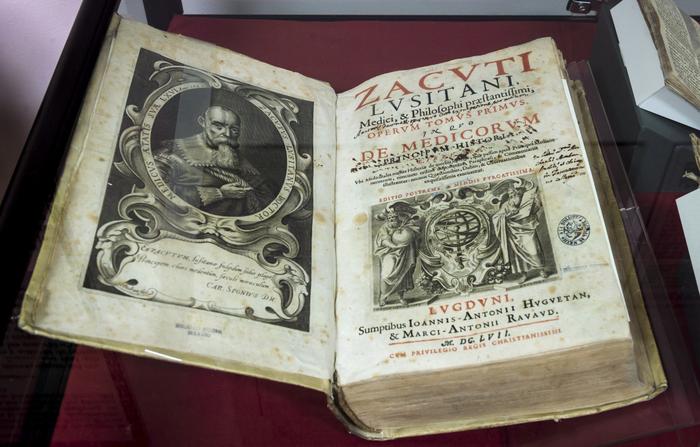 Un livre interdit par l'Inquisition exposé lors de l'exposition « Livres interdits par l'Inquisition espagnole » organisée à la Bibliothèque nationale du Mexique.