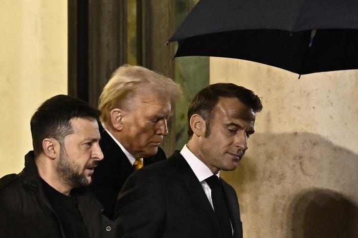 Le président français Emmanuel Macron marche avec Donald Trump et Volodymyr Zelensky après une réunion au palais présidentiel de l'Élysée à Paris, le 7 décembre 2024.