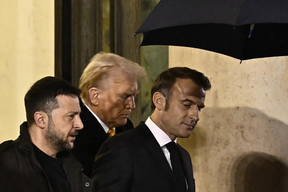 Le président français Emmanuel Macron marche avec Donald Trump et Volodymyr Zelensky après une réunion au palais présidentiel de l'Élysée à Paris, le 7 décembre 2024.