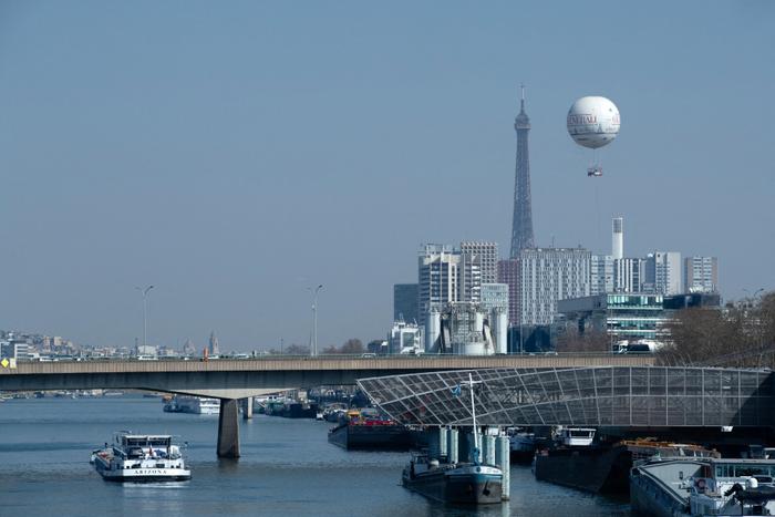 Un ballon météorologique de surveillance de la qualité de l'air en Île-de-France vole près de la Tour Eiffel à Paris, le 24 mars 2022.