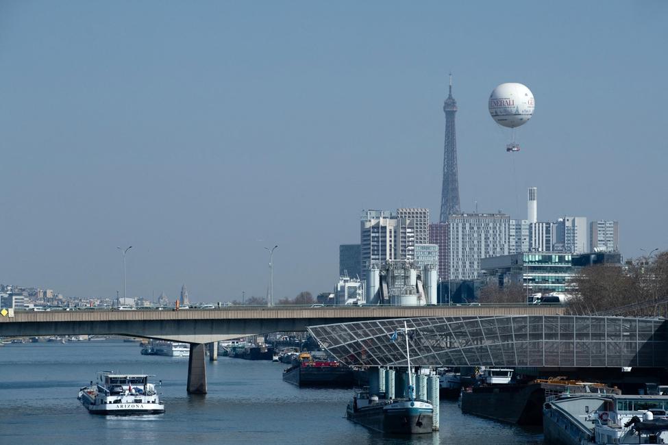 Un ballon météorologique de surveillance de la qualité de l'air en Île-de-France vole près de la Tour Eiffel à Paris, le 24 mars 2022.