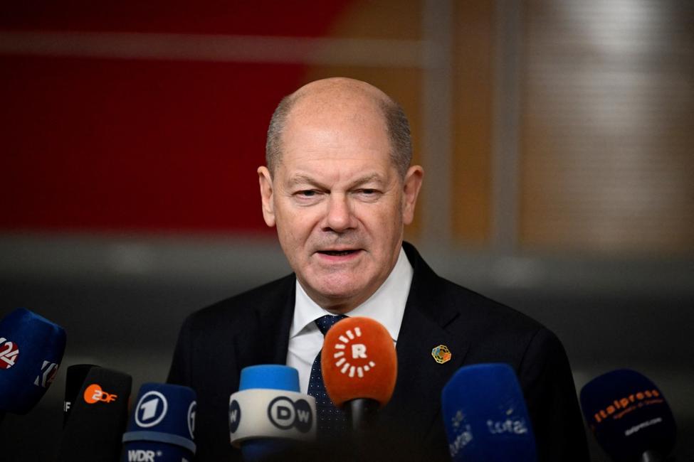 Le chancelier allemand Olaf Scholz s'adresse à la presse lors du sommet UE-Balkans occidentaux au Conseil européen de Bruxelles, le 18 décembre 2024.