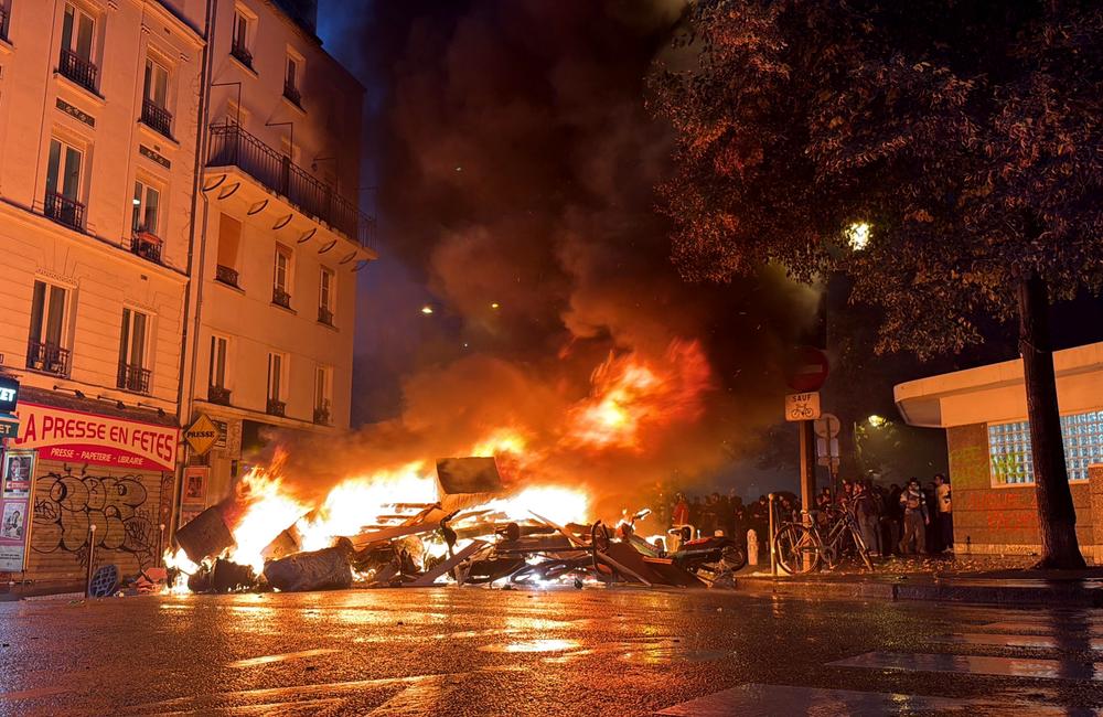 Un incendie déclenché par des manifestants bloque une rue près de la place des Fêtes, à Paris, lors d’une mobilisation du mouvement « Bloquons tout », le 10 septembre 2025. Cette vaste campagne antigouvernementale, baptisée « Bloquons tout », appelait à mettre la France à l’arrêt par une série d’actions de protestation et de désobéissance civile à travers le pays, tandis que la passation de pouvoir entre le nouveau Premier ministre et son prédécesseur, lourdement défait lors d’un vote de confiance le 8 septembre, devait avoir lieu le même jour à midi.