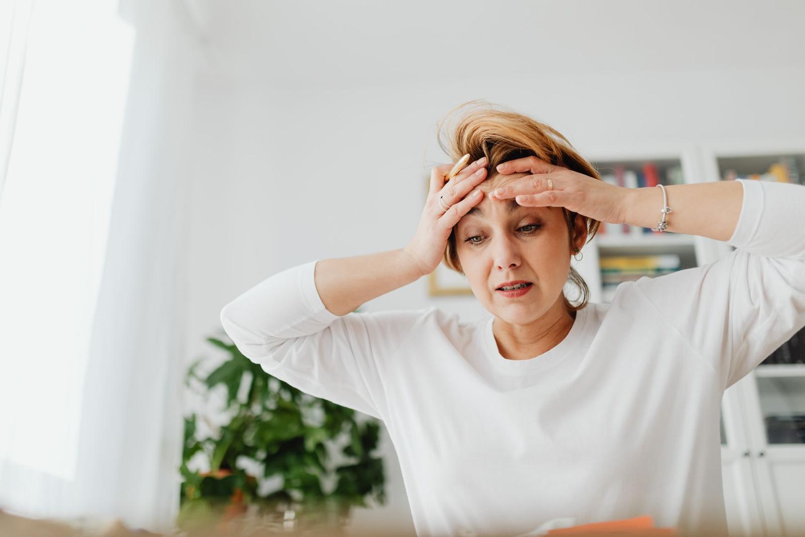Un mal de tête soudain et extrêmement douloureux, une faiblesse soudaine, des difficultés d'élocution ou une perte soudaine de la vision nécessitent une consultation en urgence.
