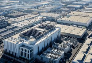 Vue aérienne d'un centre de données de 33 mégawatts (en bas à gauche) avec système de refroidissement en boucle fermée, au milieu d'entrepôts, le 20 octobre 2025 à Vernon, en Californie.
