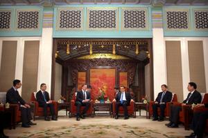 Elon Musk s'exprime alors que l'ex-Premier ministre chinois Li Keqiang l'écoute lors d'une réunion au complexe de direction de Zhongnanhai, à Pékin, le 9 janvier 2019.