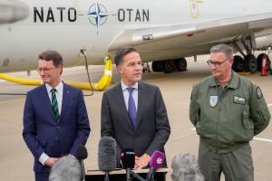 Le secrétaire général de l'OTAN, Mark Rutte tient une conférence de presse conjointe avec le général de division Andreas Korb au quartier général de la Force aéroportée de détection et de contrôle de l'OTAN à Geilenkirchen, dans l'ouest de l'Allemagne, le 13 novembre 2025.