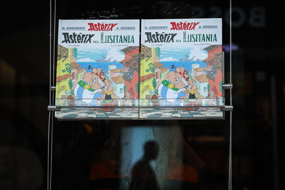Le livre récemment publié « Astérix en Lusitanie » de Fabcaro et illustré par Didier Conrad, est photographié à travers une vitrine de la librairie Bertrand à Chiado, Lisbonne, le 23 octobre 2025.