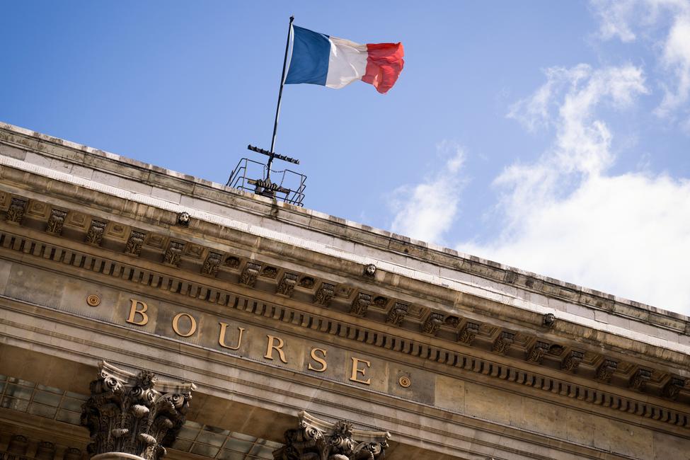 Le drapeau français flottant sur l'ancien siège de la Bourse de Paris, ou Palais Brongniart, à Paris. (Photo : Miguel Medina / AFP)