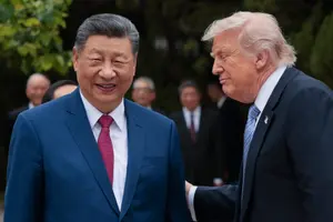 Le président américain Donald Trump (à droite) s'entretient avec le président chinois Xi Jinping alors qu'il quitte les lieux après une visite au jardin de Zhongnanhai, à Pékin, le 15 mai 2026.