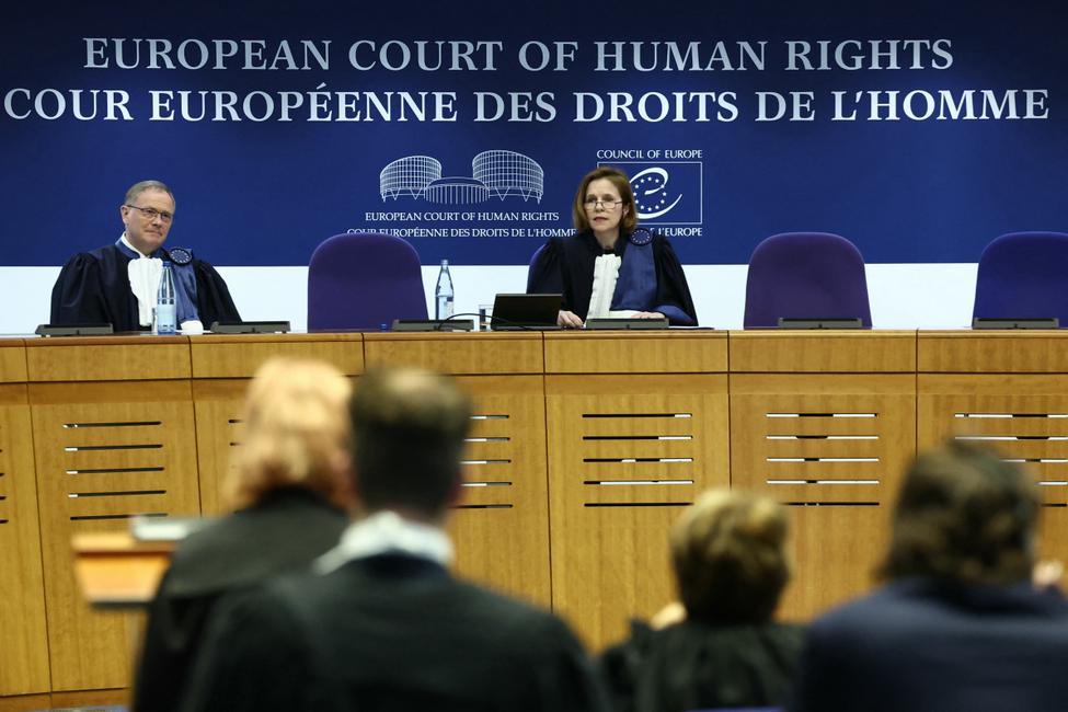 La présidente de la Cour européenne des droits de l'homme (CEDH), Siofra O'Leary, préside une audience à Strasbourg, dans l'est de la France, le 9 avril 2024.