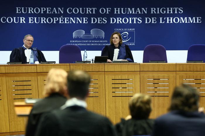 La présidente de la Cour européenne des droits de l'homme (CEDH), Siofra O'Leary, préside une audience à Strasbourg, dans l'est de la France, le 9 avril 2024.
