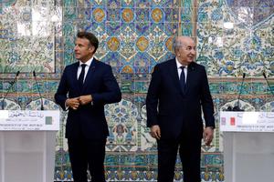 Emmanuel Macron et son homologue algérien Abdelmadjid Tebboune lors d'une conférence de presse, le 25 août 2022 à Alger.