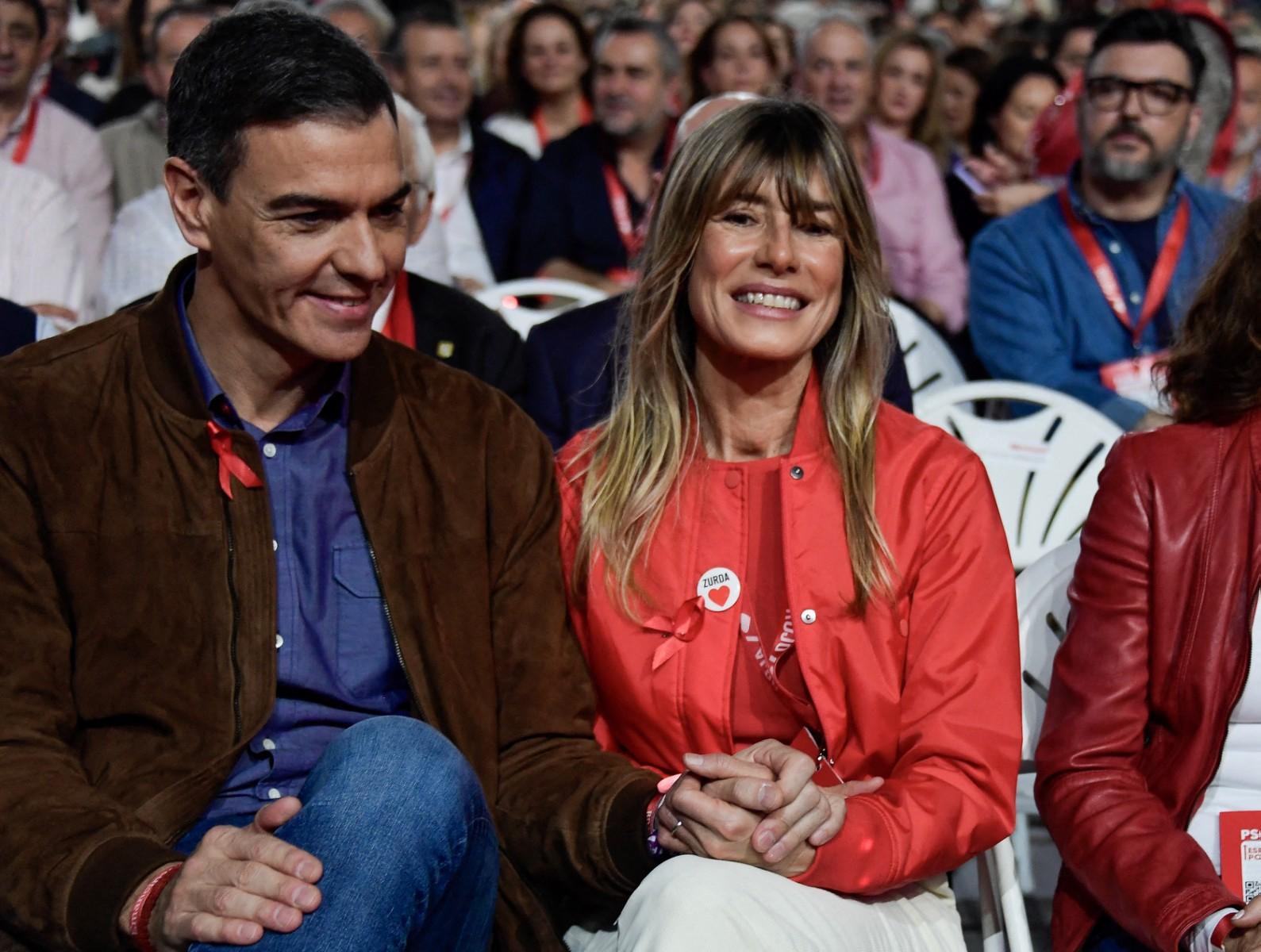 Le Premier ministre espagnol Pedro Sánchez et son épouse Begona Gómez lors de l'ouverture du 41e congrès du Parti socialiste ouvrier espagnol (PSOE) au Palais des Expositions de Séville, le 1er décembre 2024.