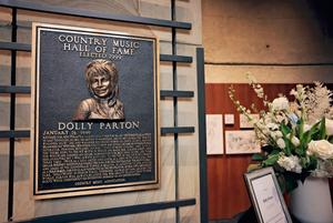 Le Country Music Hall of Fame rend hommage à Dolly Parton au Country Music Hall of Fame and Museum, le 26 août 2026, à Nashville (Tennessee).