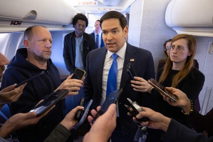 Le secrétaire d'État américain Marco Rubio s'entretient avec les médias à bord de son avion militaire alors qu'il s'envole pour Djeddah, en Arabie saoudite, le 10 mars 2025.