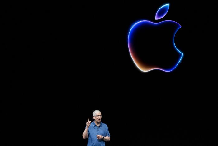 Le PDG d'Apple, Tim Cook, s'exprime lors de la conférence annuelle des développeurs mondiaux (WDC) d'Apple à Cupertino, en Californie, le 10 juin 2024.