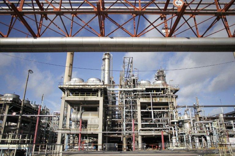 Une photo prise le 26 septembre 2012 montre la raffinerie de pétrole suisse Petroplus — la plus grande raffinerie de pétrole indépendante d'Europe — située à Petit-Couronne, dans le nord-ouest de la France.