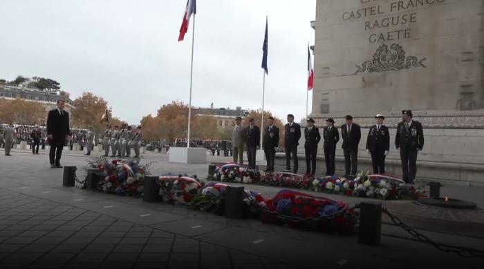 Emmanuel Macron ravive la flamme sur la tombe du soldat inconnu, le 11 novembre 2025.