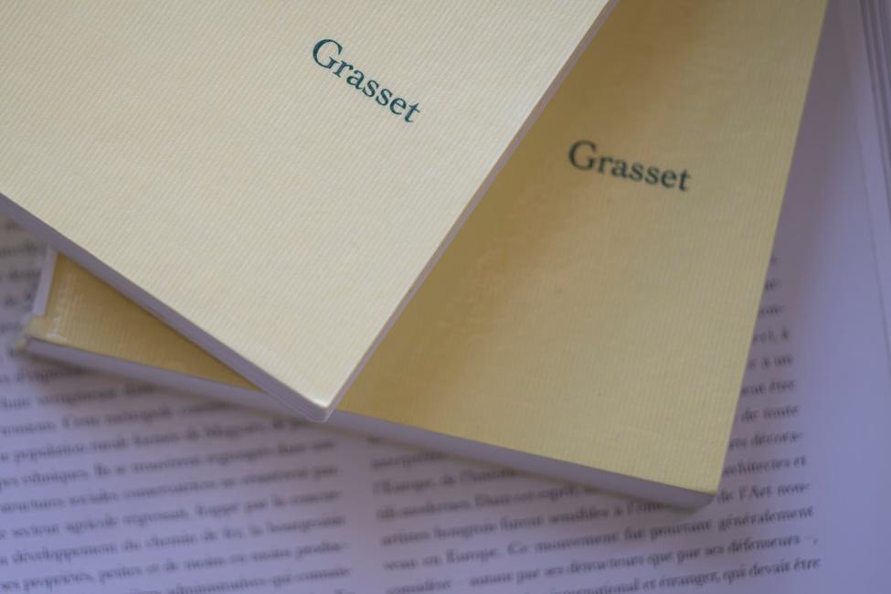 115 auteurs publiés chez Grasset ont annoncé leur départ de la maison d'édition pour protester contre le limogeage de son directeur général, Olivier Nora, « une atteinte inacceptable à l'indépendance éditoriale » dont ils tiennent Vincent Bolloré pour responsable, selon une lettre commune consultée par l'AFP mercredi soir.