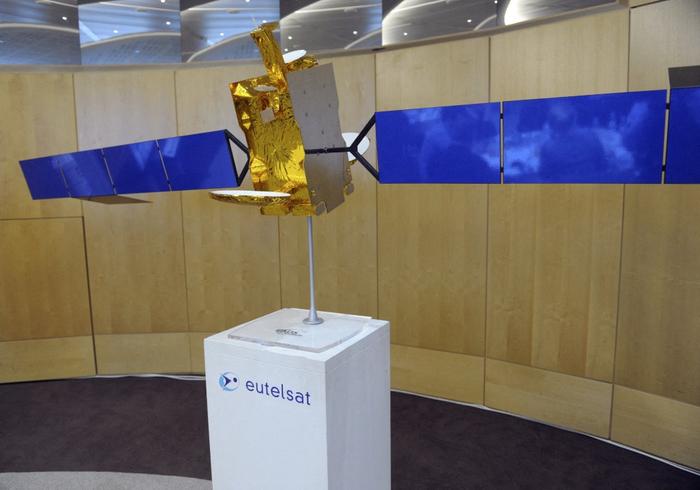Illustration prise au siège de l'opérateur satellite français Eutelsat Communications à Paris, montrant un modèle de satellite.