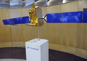 Illustration prise au siège de l'opérateur satellite français Eutelsat Communications à Paris, montrant un modèle de satellite.