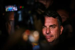 Le sénateur d'extrême droite brésilien et candidat du Parti libéral (PL) à l'élection présidentielle, Flavio Bolsonaro, réagit après les résultats partiels de l'élection présidentielle à Brasilia, au Brésil, le 4 octobre 2026.