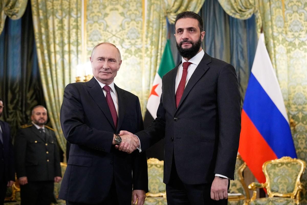 Le président russe Vladimir Poutine et le président syrien par intérim Ahmed al-Charaa se serrent la main lors de leur rencontre au Grand Palais du Kremlin à Moscou, le 15 octobre 2025.