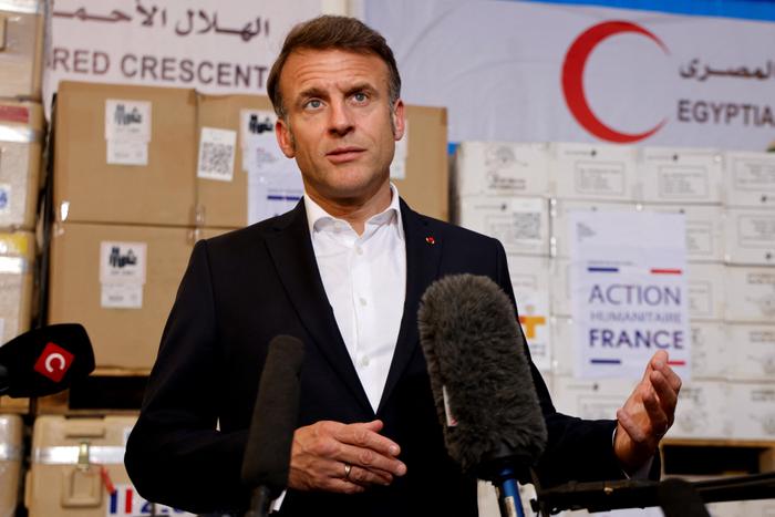 Emmanuel Macron prononce un discours devant l'aide humanitaire destinée à Gaza, à l'entrepôt du Croissant-Rouge égyptien à El-Arish, ville du nord-est de l'Égypte, au nord de la péninsule du Sinaï, le 8 avril 2025.