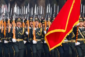 Des membres de la garde d'honneur de l'Armée populaire de libération chinoise (APL) crient en défilant lors d'une cérémonie d'accueil du roi d'Espagne Felipe VI au Palais de l'Assemblée du Peuple à Pékin, le 12 novembre 2025.