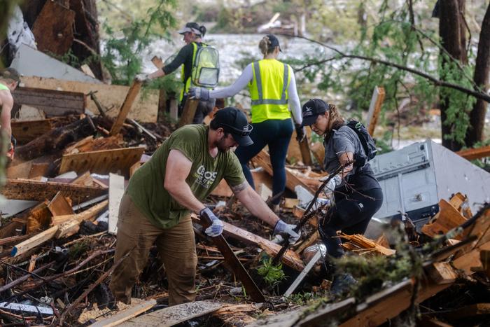 Les secouristes fouillent les débris à la recherche de survivants suite à la crue soudaine à Hunt, au Texas.
