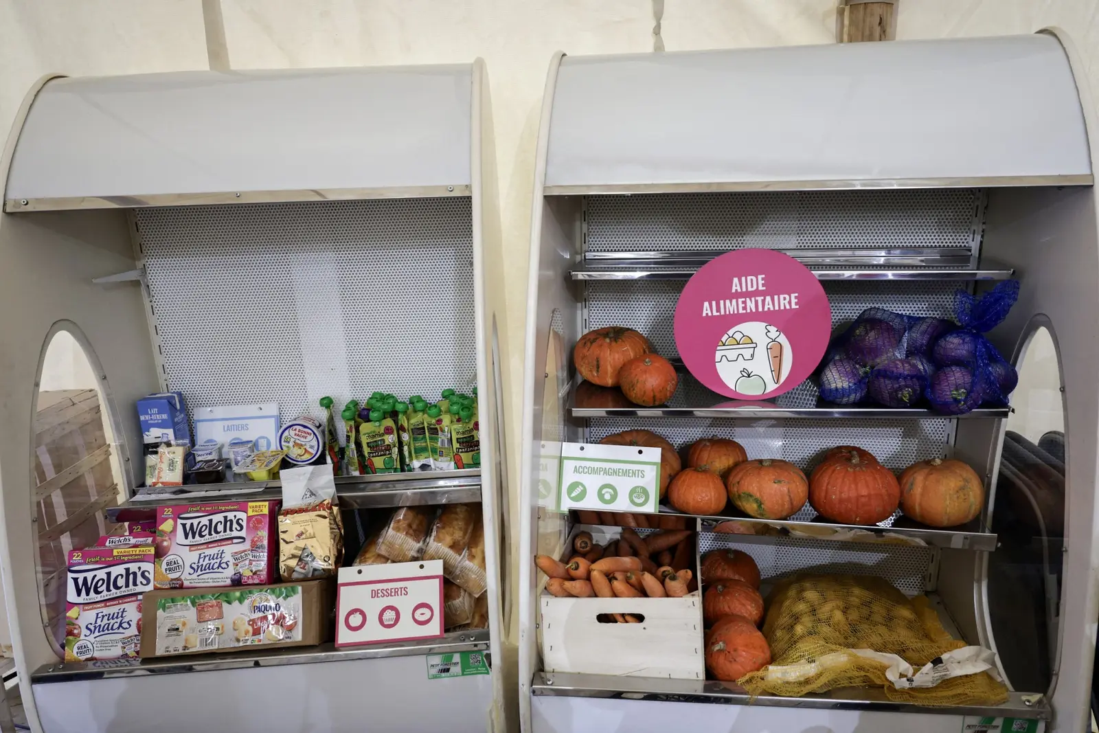 Cette photographie montre des denrées alimentaires présentées sous une tente, comme dans un véritable stand de restauration, le jour du lancement de la 40e campagne de distribution alimentaire Restos du Cœur à Gennevilliers, au nord de Paris, le 19 novembre 2024.