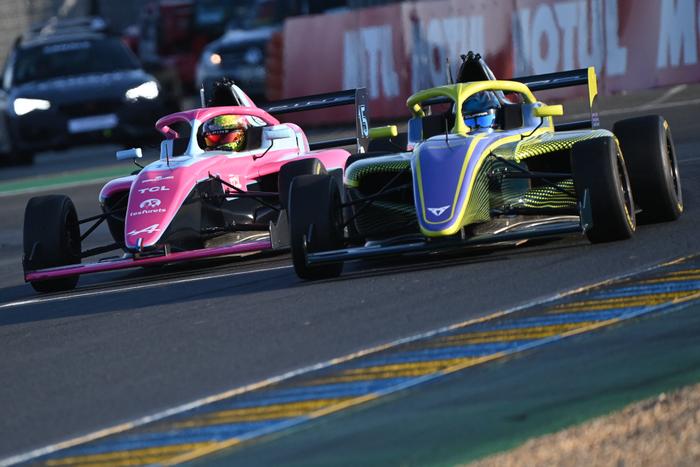 Des youtubeurs participent à la course de Formule 4 du GP Explorer sur le circuit Bugatti du Mans.