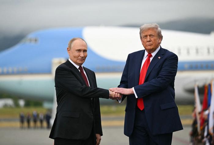 Le président américain Donald Trump serre la main du président russe Vladimir Poutine sur le tarmac après leur arrivée à la base conjointe Elmendorf-Richardson à Anchorage, en Alaska, le 15 août 2025.