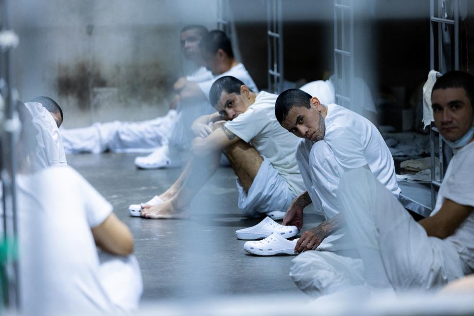 Cette photo diffusée par la présidence salvadorienne le 31 mars 2025 montre des membres présumés de l’organisation criminelle vénézuélienne Tren de Aragua ainsi que du gang salvadorien MS-13, à leur arrivée au Centre de Confinement pour Actes de Terrorisme (CECOT), situé à Tecoluca, au Salvador. (Image d'illustration)