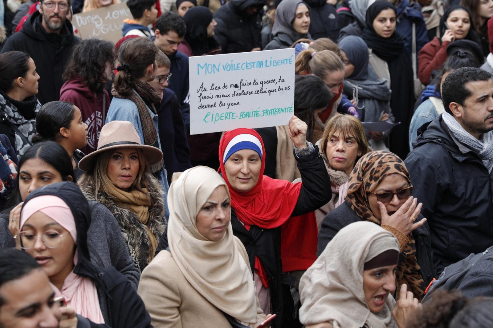 Une femme tient une pancarte sur laquelle est inscrit « Mon voile, c'est ma liberté » alors qu'elle participe à une manifestation près de la gare du Nord, à Paris, pour protester contre l'islamophobie, le 10 novembre 2019.