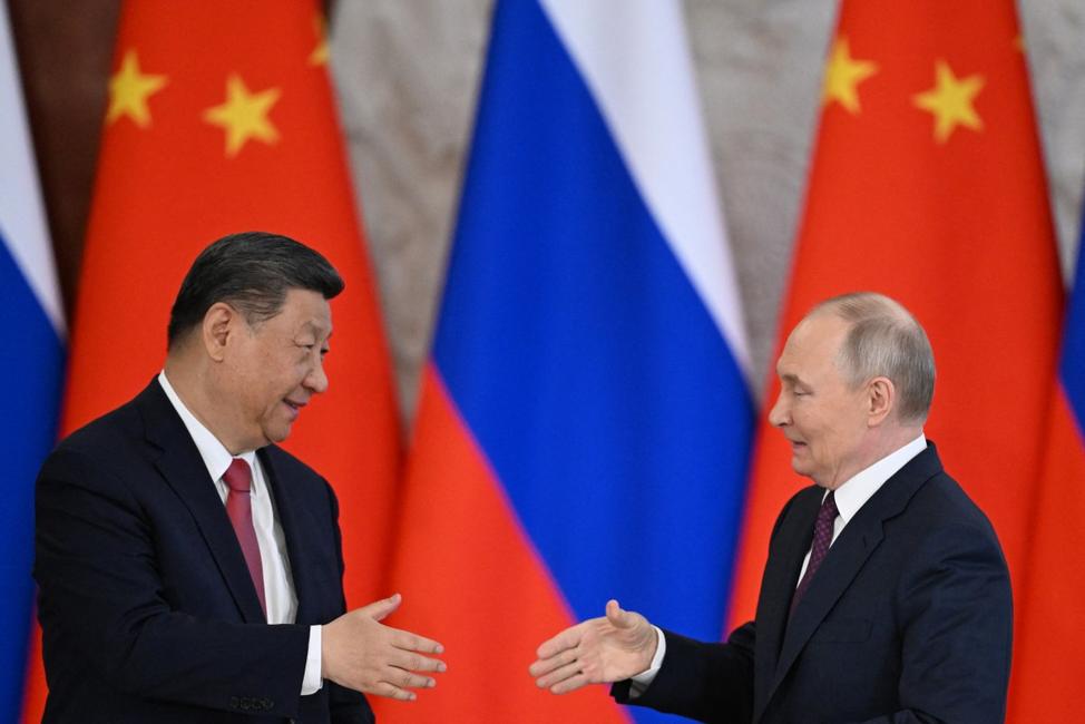 Le président russe Vladimir Poutine et son homologue chinois Xi Jinping se serrent la main à la fin d'une cérémonie au Kremlin, à Moscou, le 8 mai 2025.