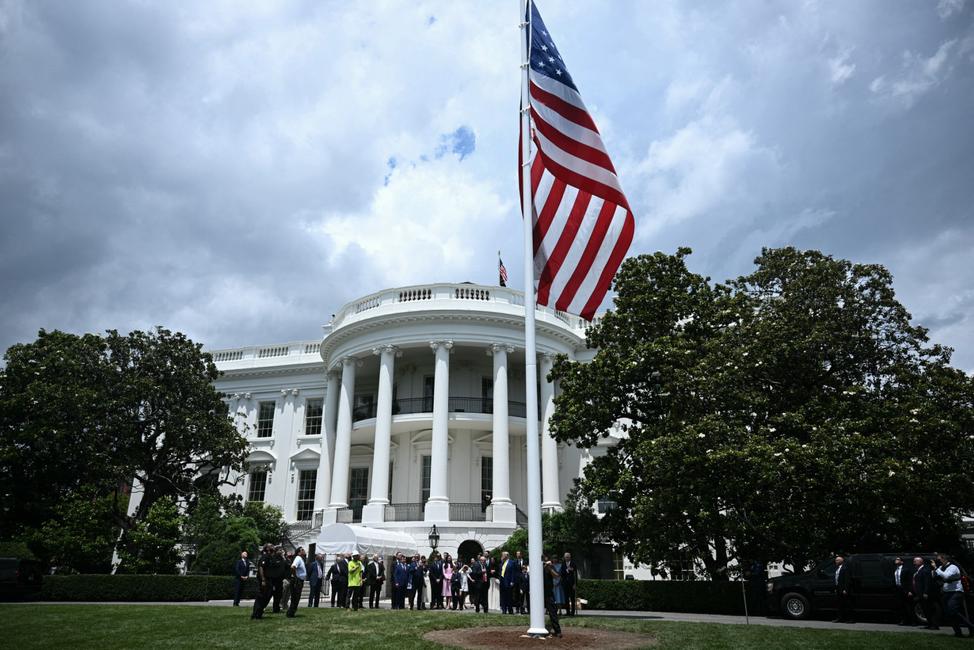 Le président américain Donald Trump observe la levée du drapeau américain sur un mât nouvellement installé sur la pelouse sud de la Maison Blanche à Washington DC, le 18 juin 2025.