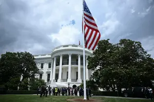 Le président américain Donald Trump observe la levée du drapeau américain sur un mât nouvellement installé sur la pelouse sud de la Maison Blanche à Washington DC, le 18 juin 2025.