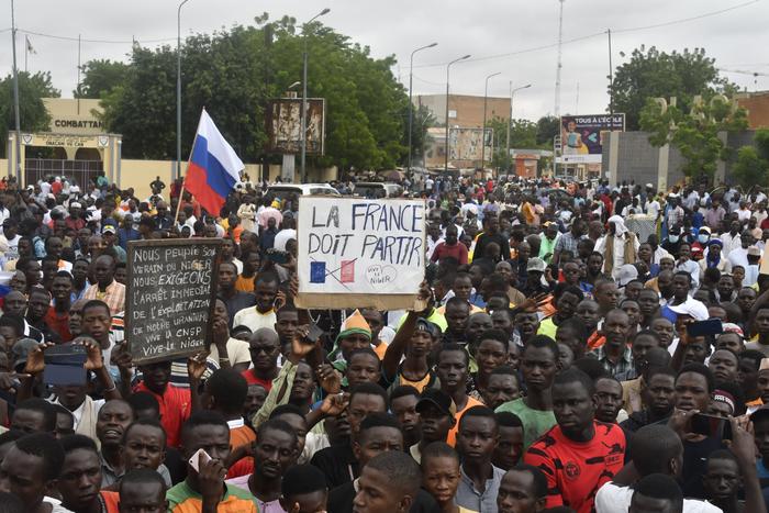 Pancarte anti-France tenue lors d'une manifestation au Niger