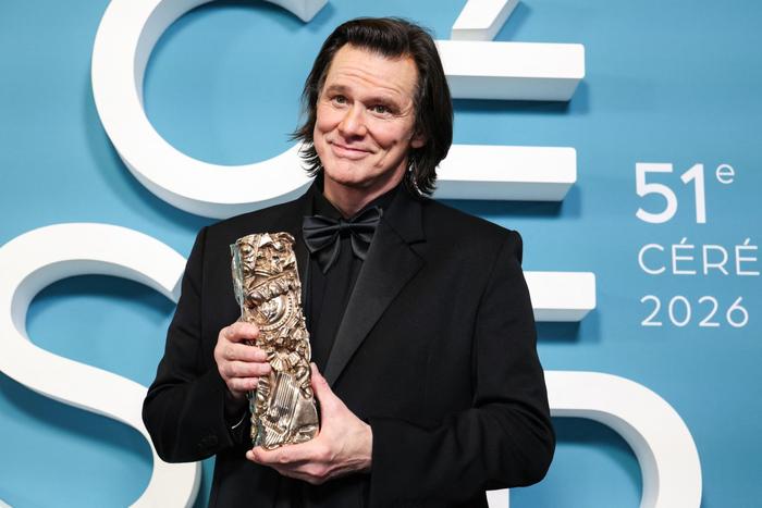 L'acteur canadien Jim Carrey, qui a reçu un César d'honneur, pose avec son trophée lors de la 51e cérémonie des César à l'Olympia à Paris, le 26 février 2026.