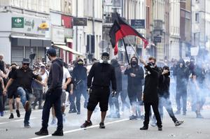 Des membres du groupe « Action antifasciste » brandissent des drapeaux lors d'une manifestation à Lille, le 21 août 2021.