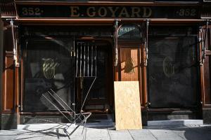 Cette photographie montre la boutique Goyard endommagée dans le centre de Paris, le 18 octobre 2026, au lendemain des manifestations nationales contre le coût élevé de la vie. 