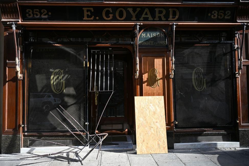 Cette photographie montre la boutique Goyard endommagée dans le centre de Paris, le 18 octobre 2026, au lendemain des manifestations nationales contre le coût élevé de la vie.